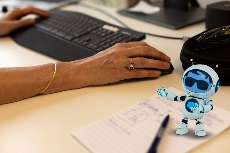 Person am Büroarbeitsplatz mit Tastatur und Maus, daneben der Salesforce Agentforce Agent als digitaler Roboter auf dem Schreibtisch