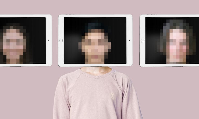 Eine Person steht vor rosafarbenem Hintergrund; vor ihrem Gesicht und seitlich davon schweben Tablets mit verpixelten Porträts auf den Displays.